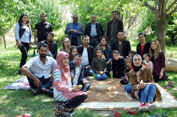 Özel gereksinimli çocuklar İran’ın sıfır noktasında doyasıya eğlendiler G1