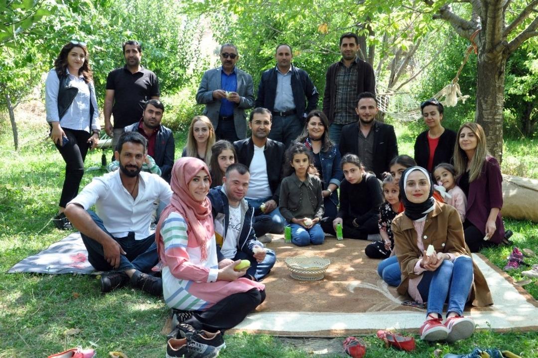 &Ouml;zel gereksinimli &ccedil;ocuklar İran&rsquo;ın sıfır noktasında doyasıya eğlendiler