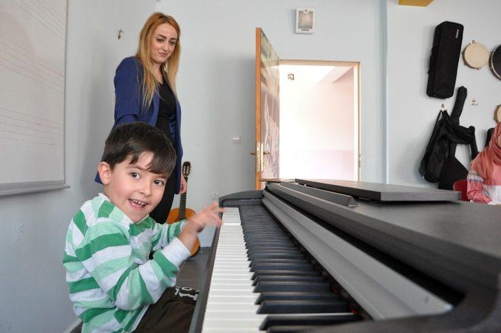 Özel gereksinimli çocuklar İran’ın sıfır noktasında doyasıya eğlendiler G2