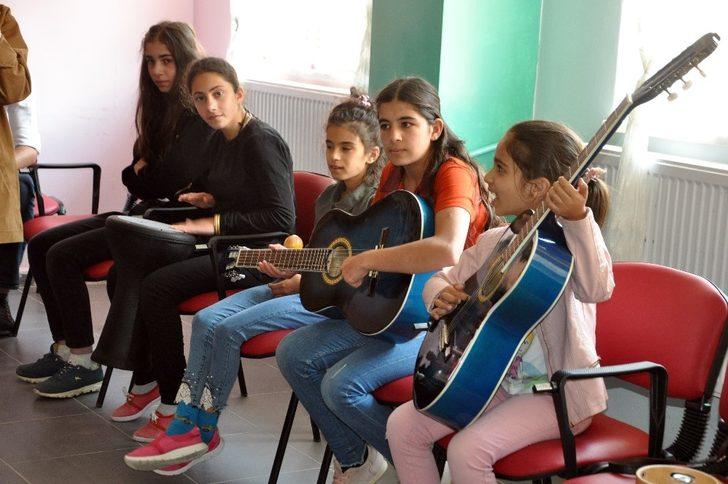 Özel gereksinimli çocuklar İran’ın sıfır noktasında doyasıya eğlendiler G3