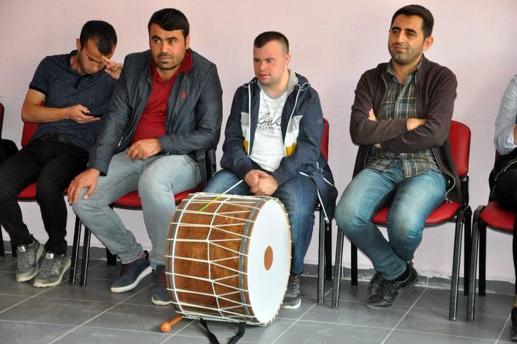 Özel gereksinimli çocuklar İran’ın sıfır noktasında doyasıya eğlendiler G4