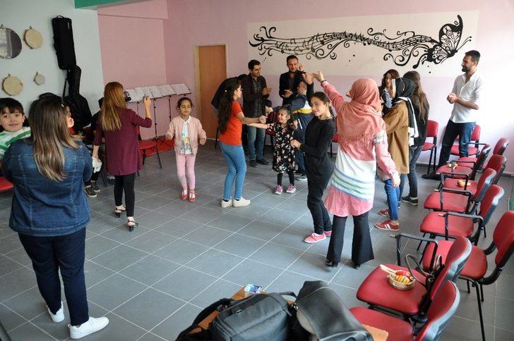 Özel gereksinimli çocuklar İran’ın sıfır noktasında doyasıya eğlendiler G5