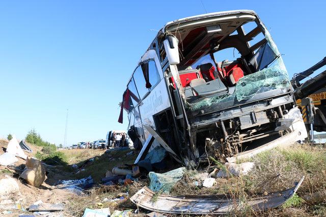 Afyonkarahisar'da yolcu otobüsü devrildi: 1 ölü, 40 yaralı (3)