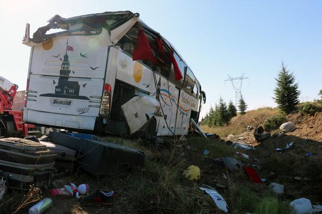 Afyonkarahisar'da yolcu otobüsü devrildi: 1 ölü, 40 yaralı (3)