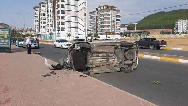 Hafif ticari araç takla attı: 2 yaralı