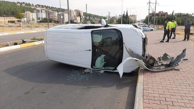 Hafif ticari araç takla attı: 2 yaralı