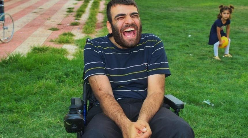 Yardımlarıyla engelli gencin y&uuml;z&uuml;n&uuml; g&uuml;ld&uuml;rd&uuml;ler