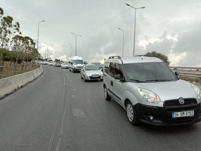 Büyükçekmece'de otomobil kaygan yolda otobüse çarptı; 3 yaralı