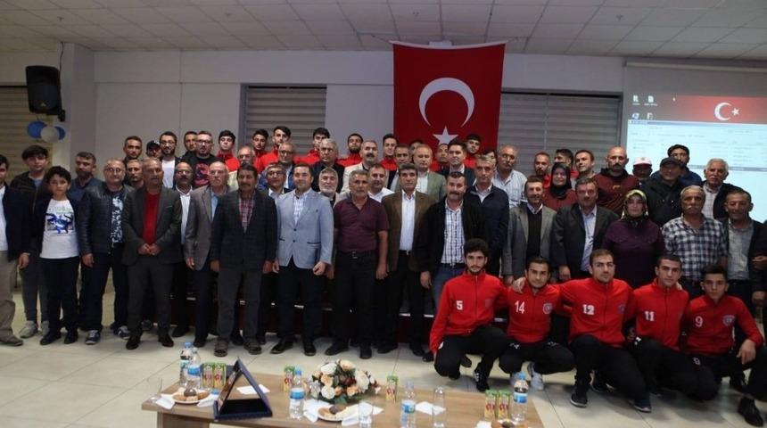Akkışla Gen&ccedil;likspor&rsquo;dan sezon a&ccedil;ılış ven tanıtım toplantısı