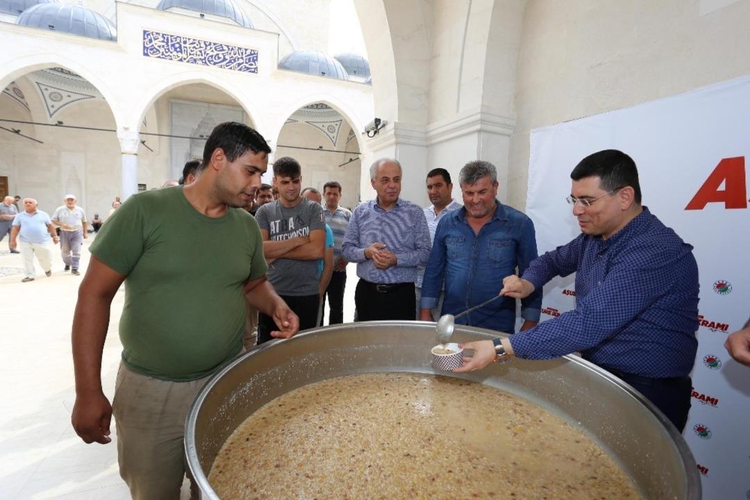 Başkan T&uuml;t&uuml;nc&uuml;, aşure dağıttı