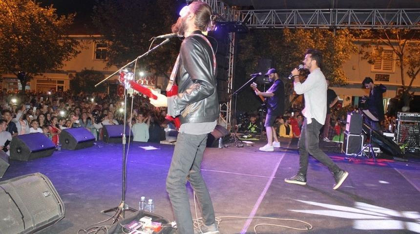 Kolpa ve Aydilge Manyas&rsquo;ı coşturdu