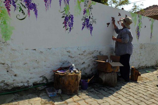 Üzüm Festivali öncesi köyün duvarlarına salkımlar resmedildi