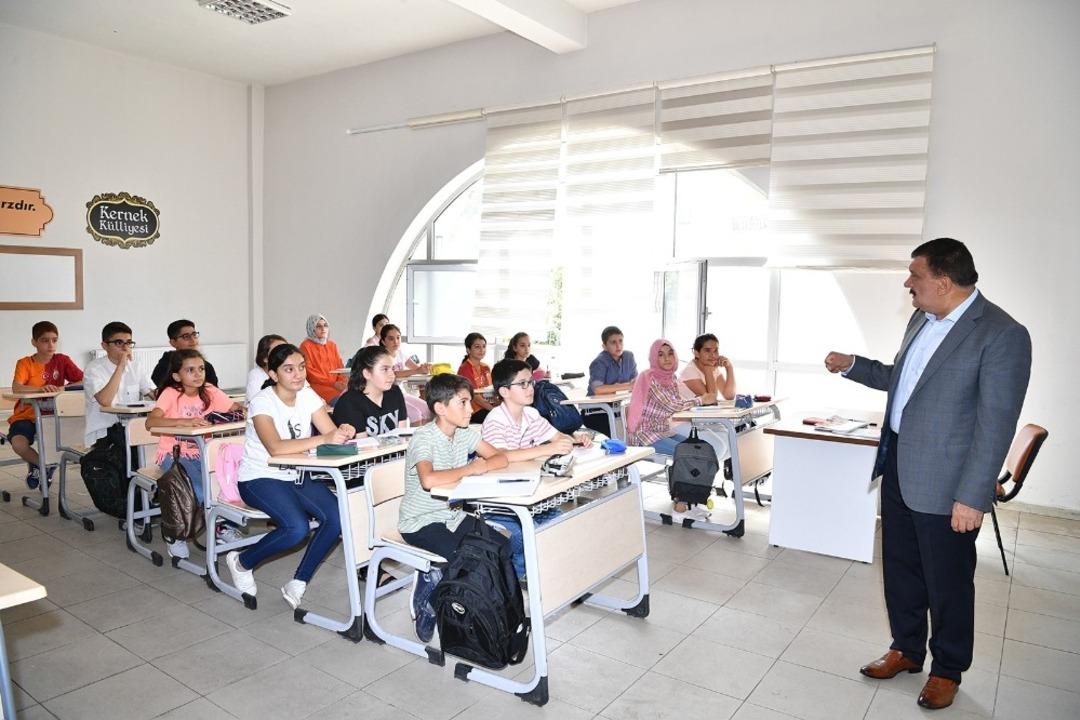G&uuml;rkan Kernek K&uuml;lliyesini ziyaret etti