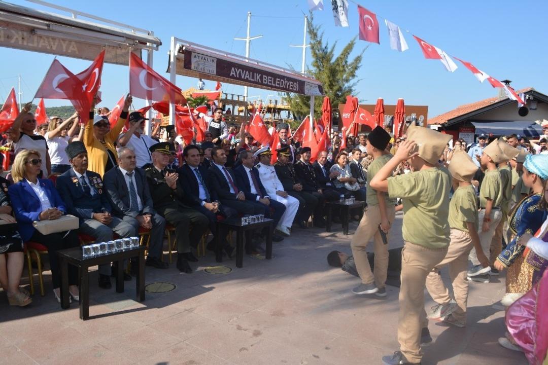 Ayvalık&rsquo;ın d&uuml;şman işgalinden kurtuluşunun 97. yıl d&ouml;n&uuml;m&uuml; coşkuyla kutlandı