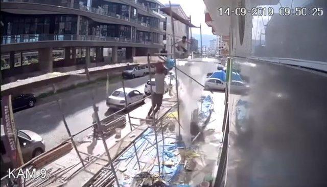 Rize’de inşaat iskelesi çöktü: 2 yaralı