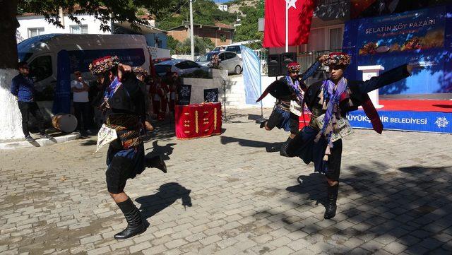 800 yıllık çınarın altında köylü pazarı açıldı