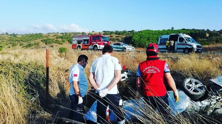 Balıkesir&rsquo;de trafik kazasında 1 kişi &ouml;l&uuml; 3 kişi yaralandı