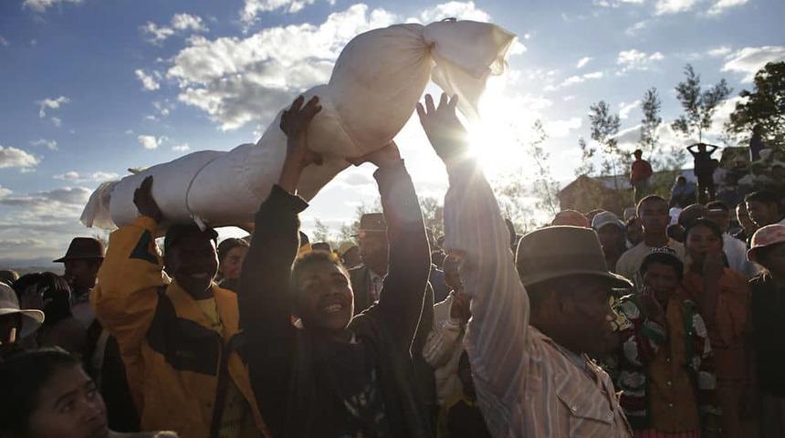 Kefenle dans edenler, &ouml;l&uuml;y&uuml; yiyenler: Okuyunca şok olacağınız cenaze gelenekleri