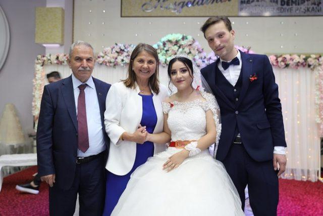 Başkan Demirtaş’tan genç çifte nikah sürprizi