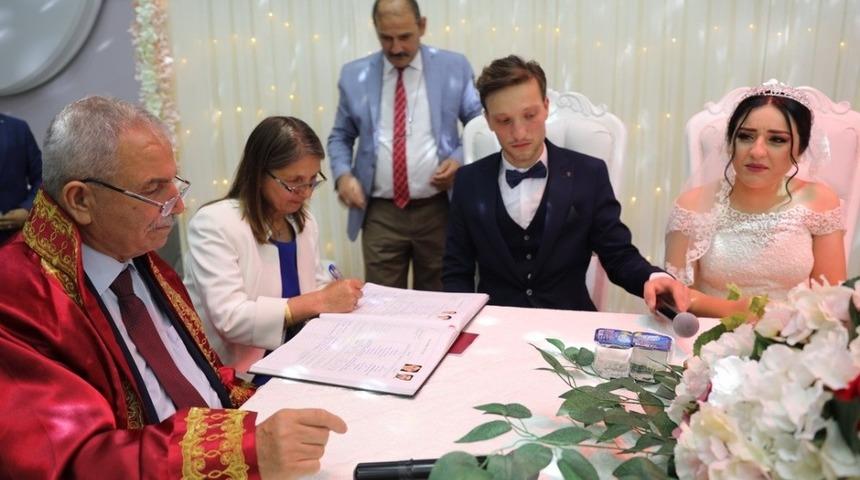 Başkan Demirtaş&rsquo;tan gen&ccedil; &ccedil;ifte nikah s&uuml;rprizi