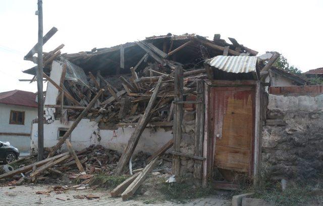 Çerkeşliler, deprem endişesiyle sokakta sabahladı