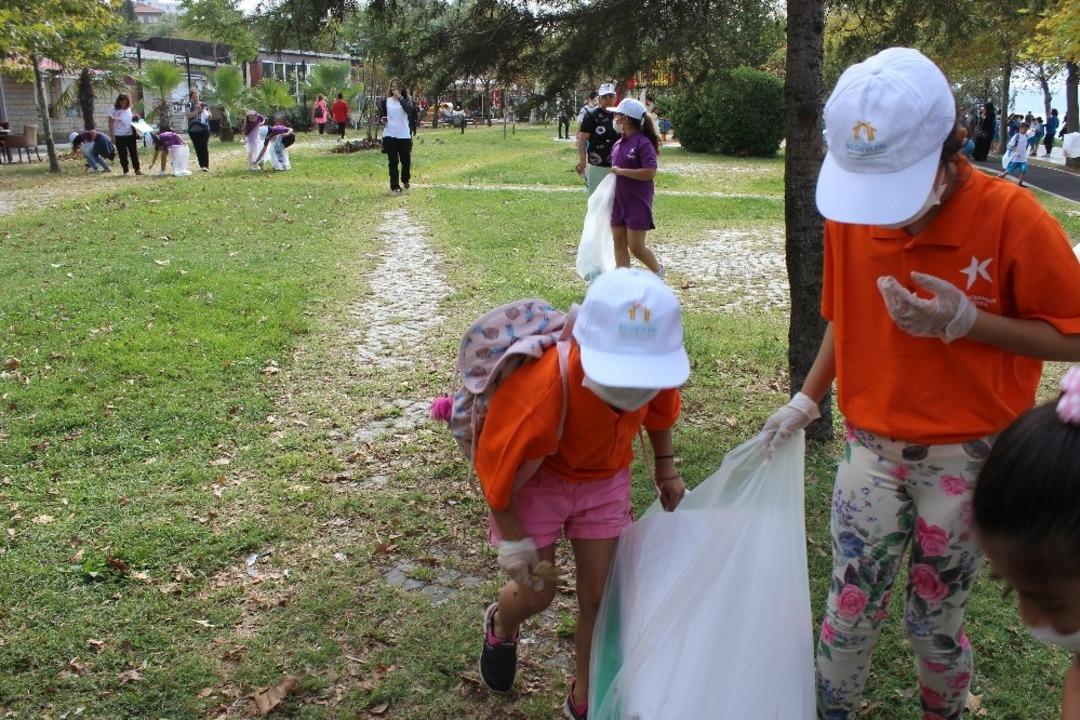 Minik eller K&uuml;&ccedil;&uuml;k&ccedil;ekmece&rsquo;yi &ccedil;&ouml;plerden arındırdı