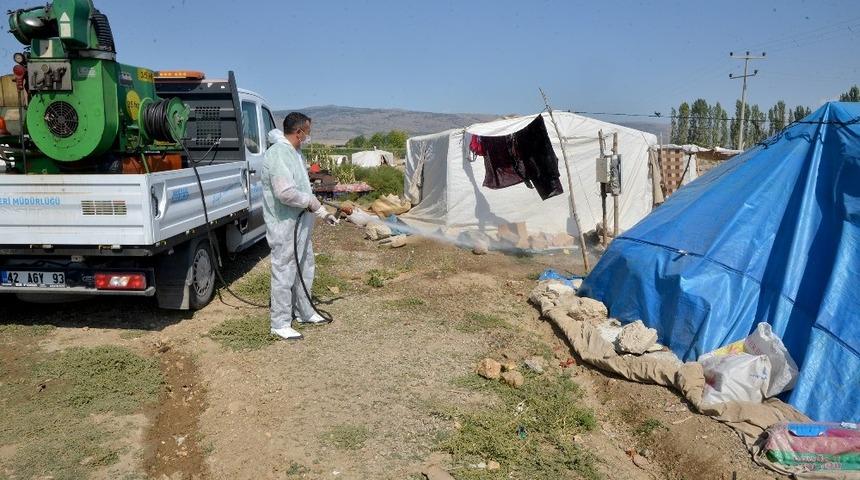 Tarım iş&ccedil;ilerinin &ccedil;adırları ila&ccedil;lanıyor