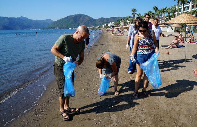 Dünya Temizlik Günü'nde turistler çöp topladı