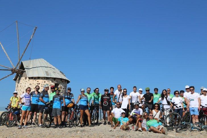 Bodrum Belediye Başkanı bisiklete binerek tarihi yerlerde çöp topladı G2
