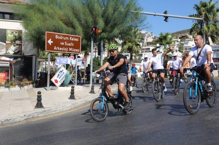 Bodrum Belediye Başkanı bisiklete binerek tarihi yerlerde çöp topladı G4