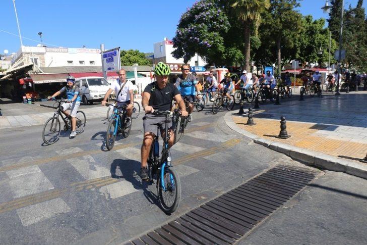 Bodrum Belediye Başkanı bisiklete binerek tarihi yerlerde çöp topladı G5