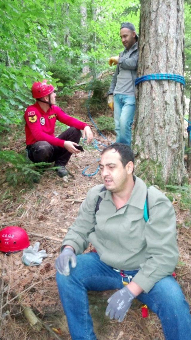 Dağ yürüyüşünde mahsur kalan genci jandarma kurtardı