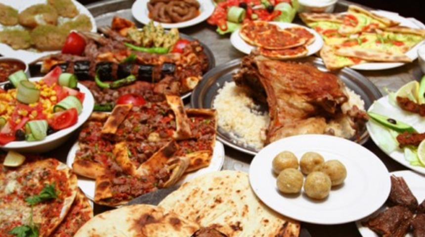 Ali Neden Nazik? H&uuml;nkar Neyi Beğendi? Bilinmeyen Hikayeleriyle T&uuml;rk Yemek İsimlerinin K&ouml;kenleri 