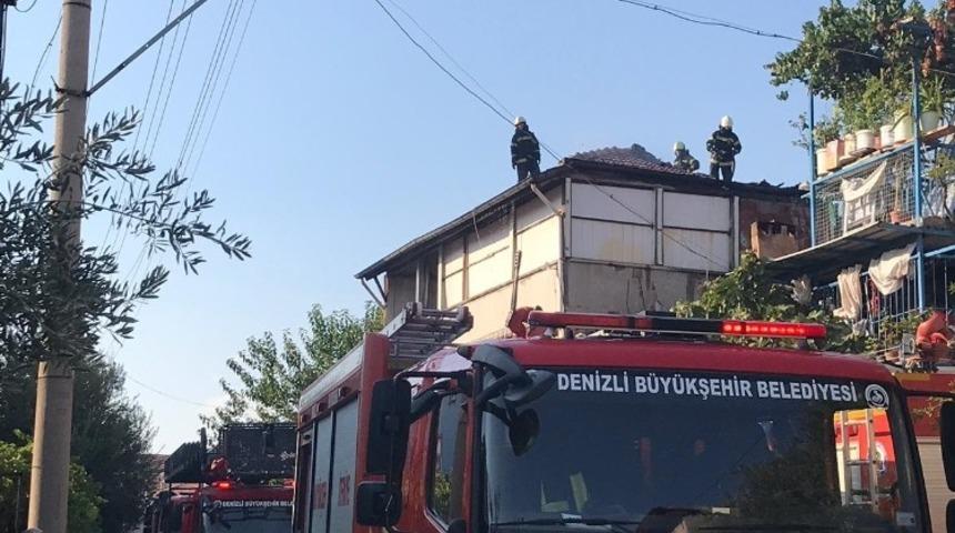 Çatıda mangal yaparken evi yaktı