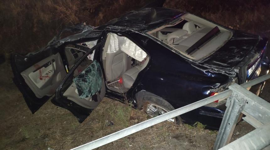 K&ouml;peğe &ccedil;arpan otomobil takla atarak şarampole devrildi: 1 ağır yaralı