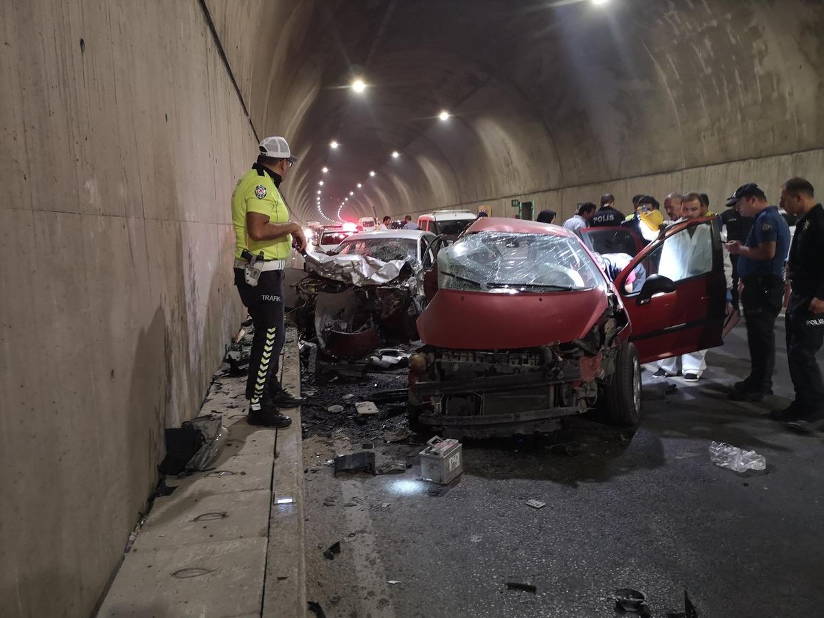 Pendik'te iki otomobil &ccedil;arpıştı: 2 &ouml;l&uuml;, 1 yaralı