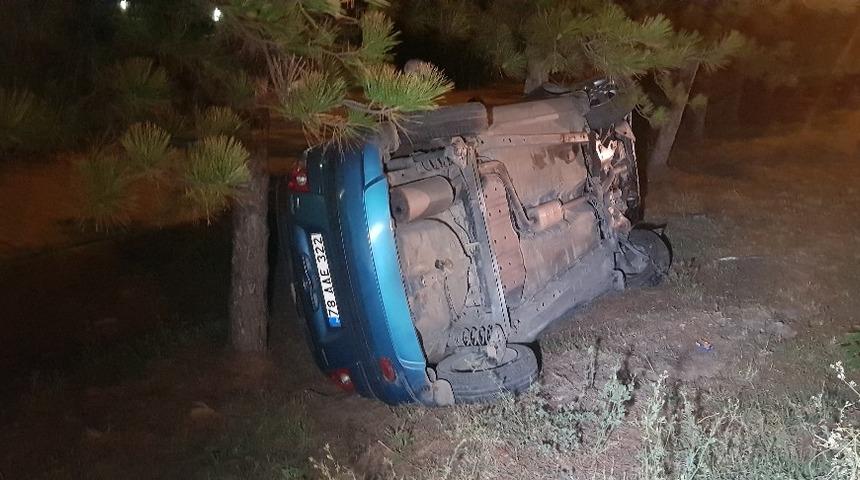 Yoldan &ccedil;ıkan otomobil takla atarak ağa&ccedil;lara takıldı