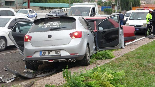 Direksiyon hakimiyeti kaybolan otomobil karşı şeride geçti