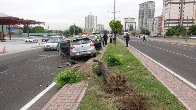 Direksiyon hakimiyeti kaybolan otomobil karşı şeride geçti