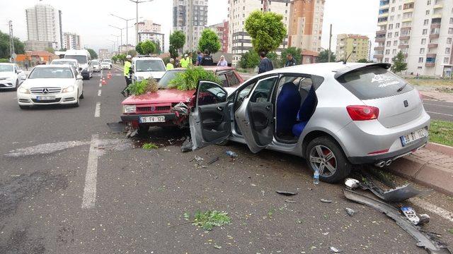 Direksiyon hakimiyeti kaybolan otomobil karşı şeride geçti