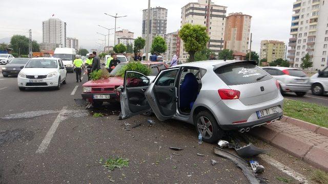 Direksiyon hakimiyeti kaybolan otomobil karşı şeride geçti