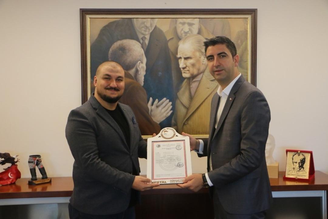 Kartallı esnafların ruhsatı Başkan Y&uuml;ksel&rsquo;den