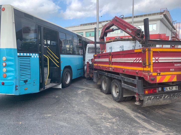 Ümraniye'de halk otobüsüne vinç yüklü kamyon çarptı! 9 yaralı G4