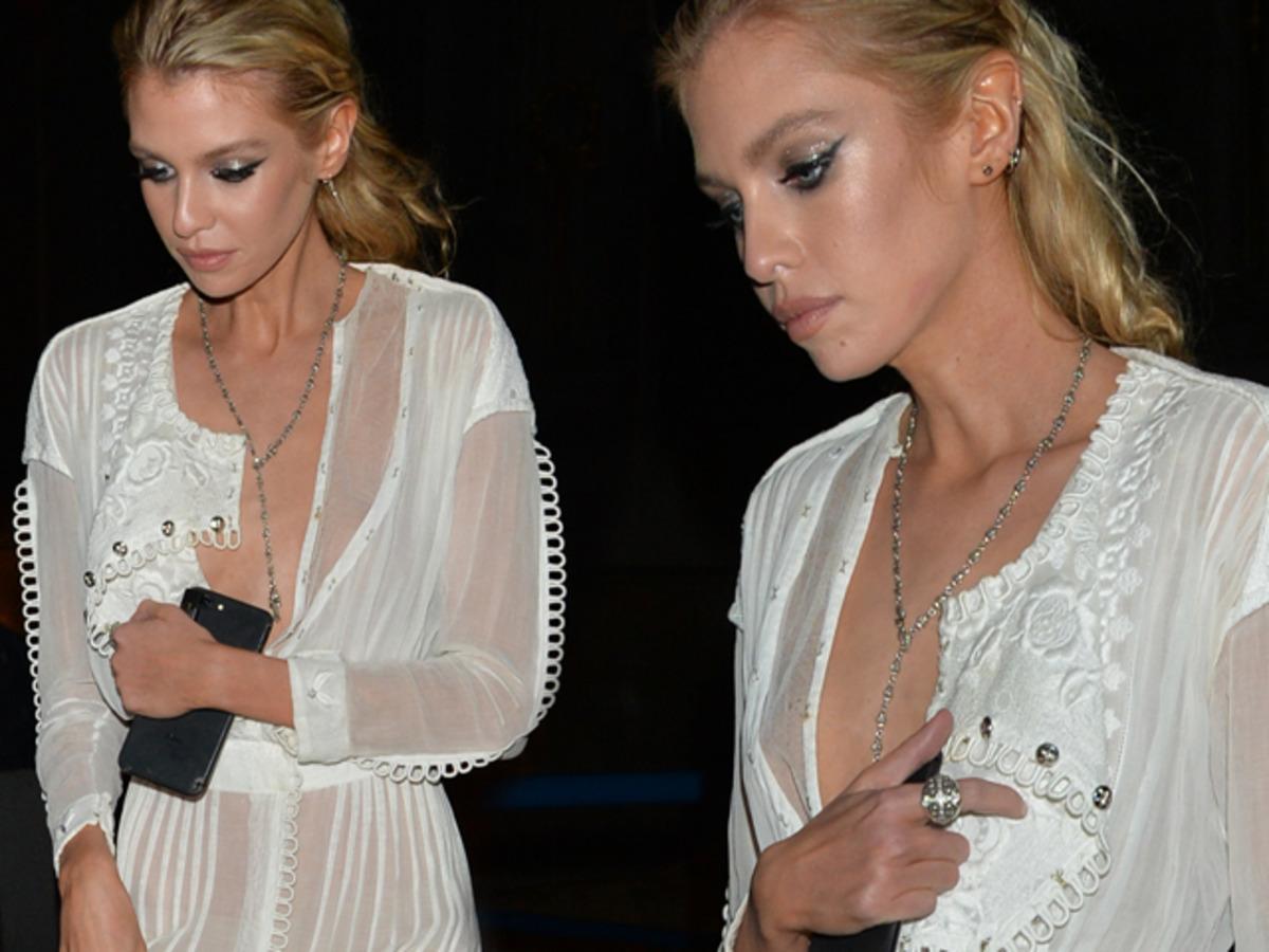 Stella Maxwell dekoltesiyle zorlandı