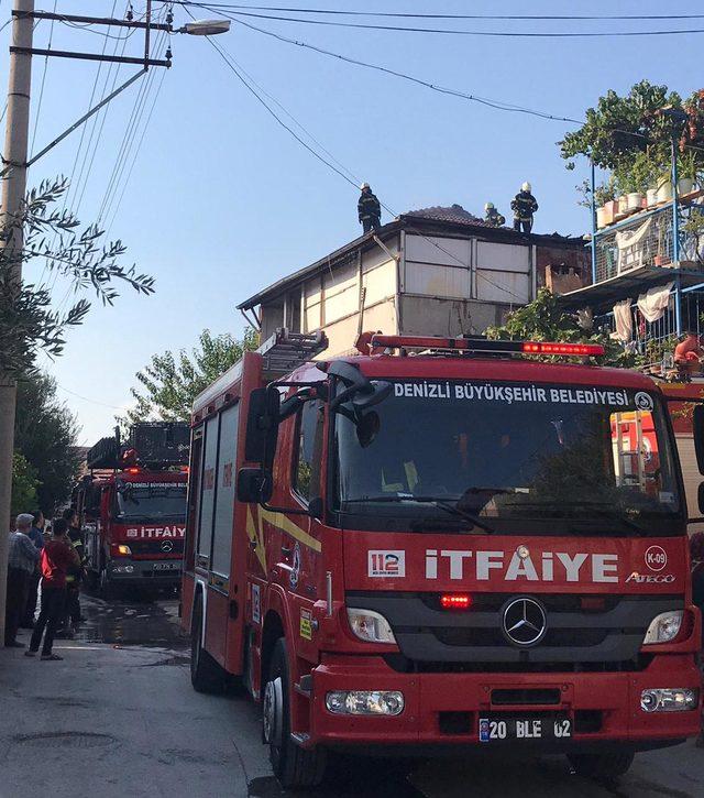 Çatı kadında tenekede tavuk pişirirken yangın çıktı