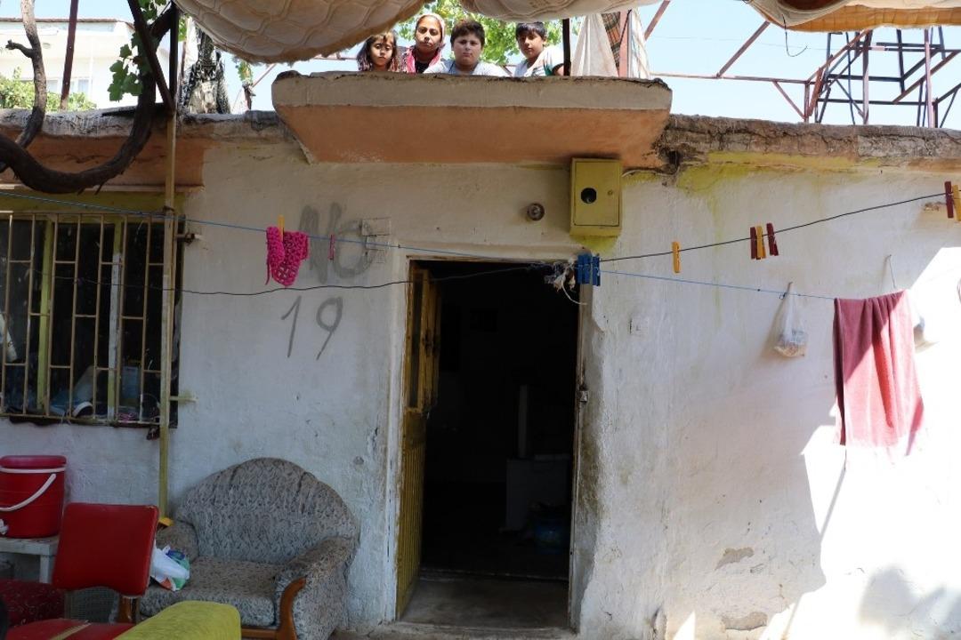 &rsquo;Evde yılan var&rsquo; korkusuyla 45 g&uuml;nd&uuml;r damda uyuyorlar