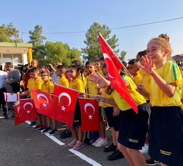 KKTC Başbakanı ile Milli Eğitim Bakanı, Türk bayrağının çalındığı okula gitti