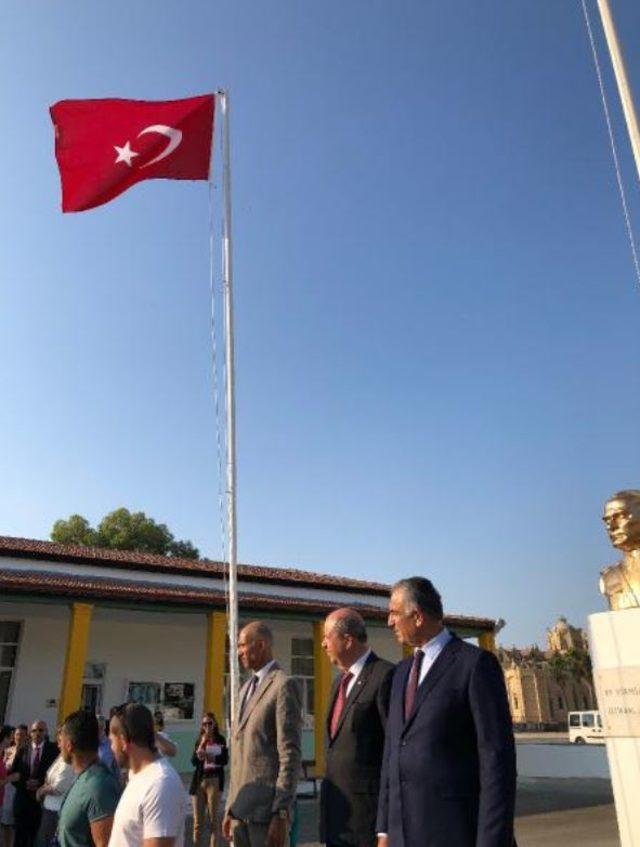 KKTC Başbakanı ile Milli Eğitim Bakanı, Türk bayrağının çalındığı okula gitti