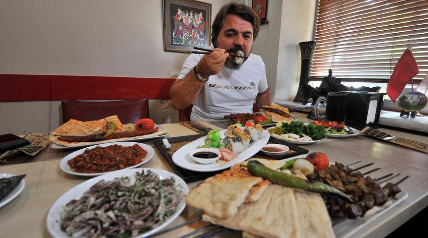 Suşi ve Adana kebabı aynı masada