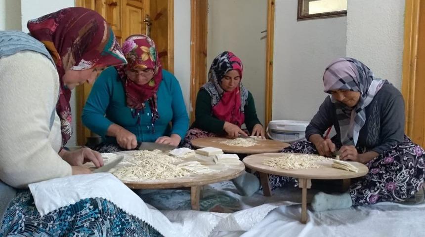 İmece usul&uuml; kış hazırlığı yapıyorlar